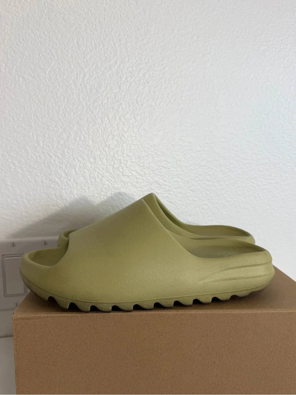 Adidas Yeezy Slide Resin Mens 8 Slides